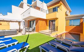 Cozy Villa With Pool And Barbecue